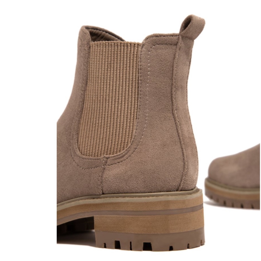 !! NEW !! Pull On Chelsea Boots in Taupe - Picture 6 of 7